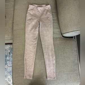 Lululemon Size 6 28” light purple/white print leggings with pockets and zipper